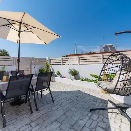 Bright With Garden In Archangelos, 45 M², 2 Pers. * ארכאנגלוס