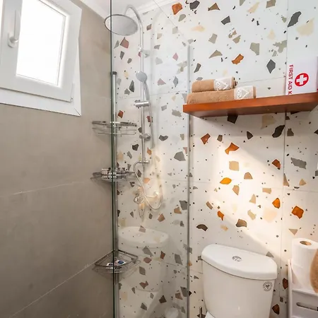 Bright With Garden In Archangelos, 45 M², 2 Pers. ארכאנגלוס