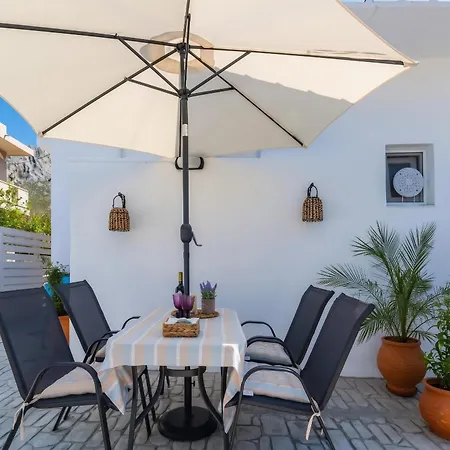 דירה Bright With Garden In Archangelos, 45 M², 2 Pers. ארכאנגלוס