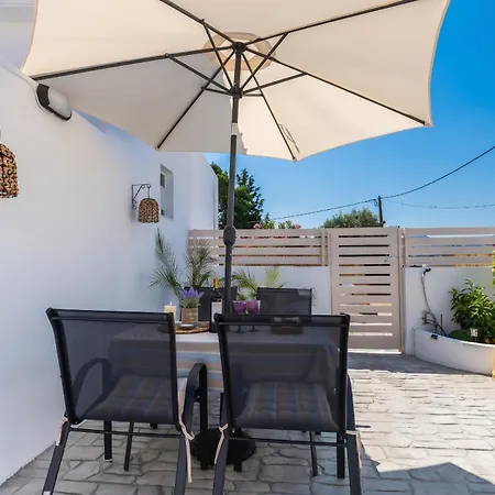 Bright With Garden In Archangelos, 45 M², 2 Pers. ארכאנגלוס