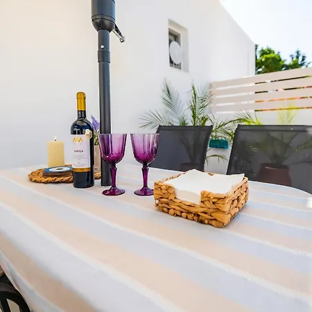 Bright With Garden In Archangelos, 45 M², 2 Pers. דירה